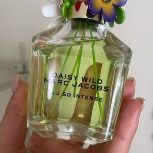 Marc Jacobs Daisy Wild Eau So Intense with Green Floral Accents